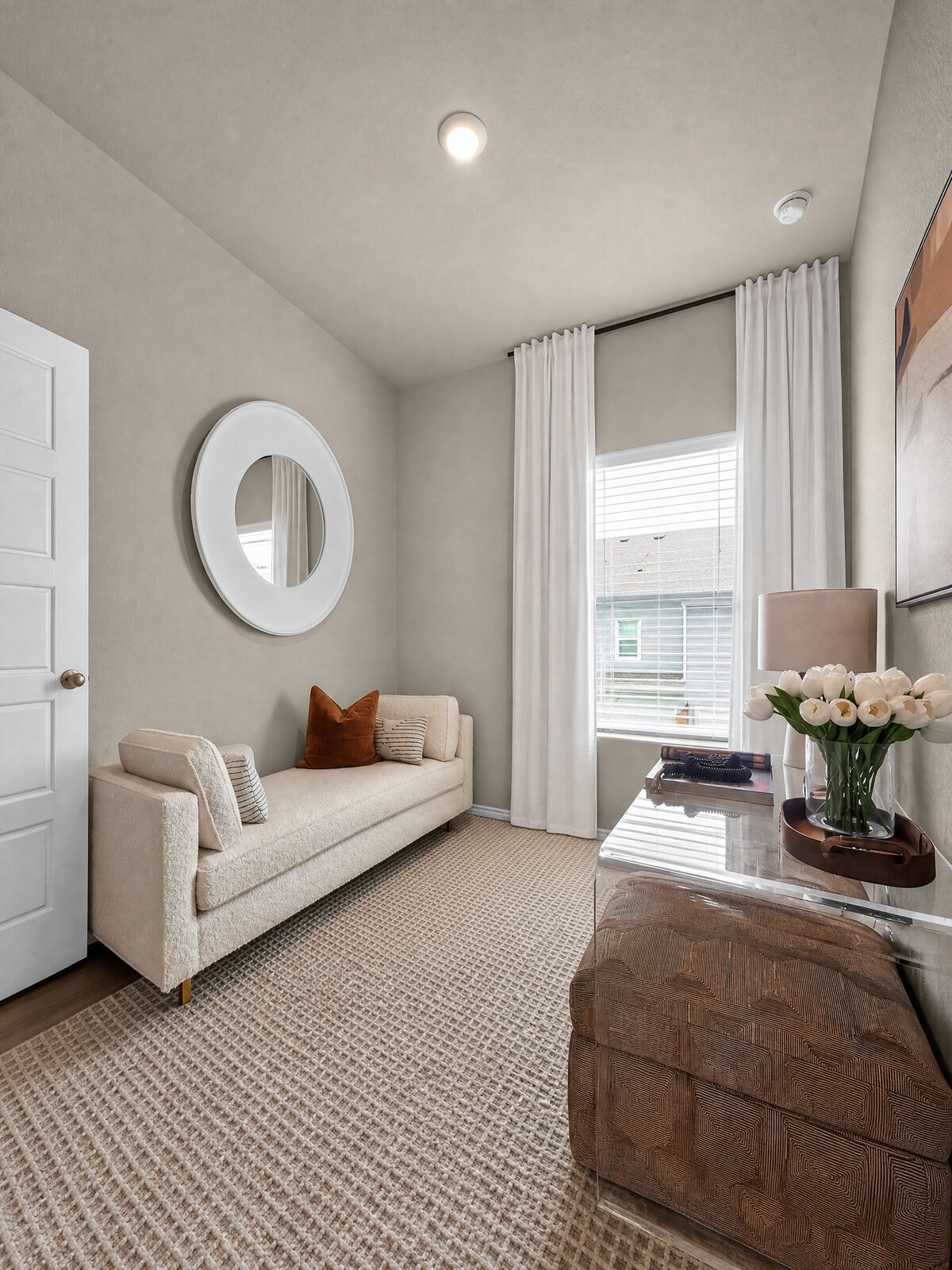 Airy flex room with boucle daybed and round mirror